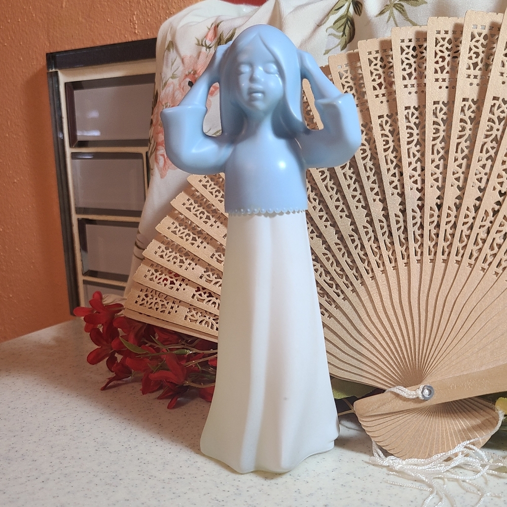 Blue and White lady Figurine collectible vintage empty avon bottle for s… - Picture 4 of 10